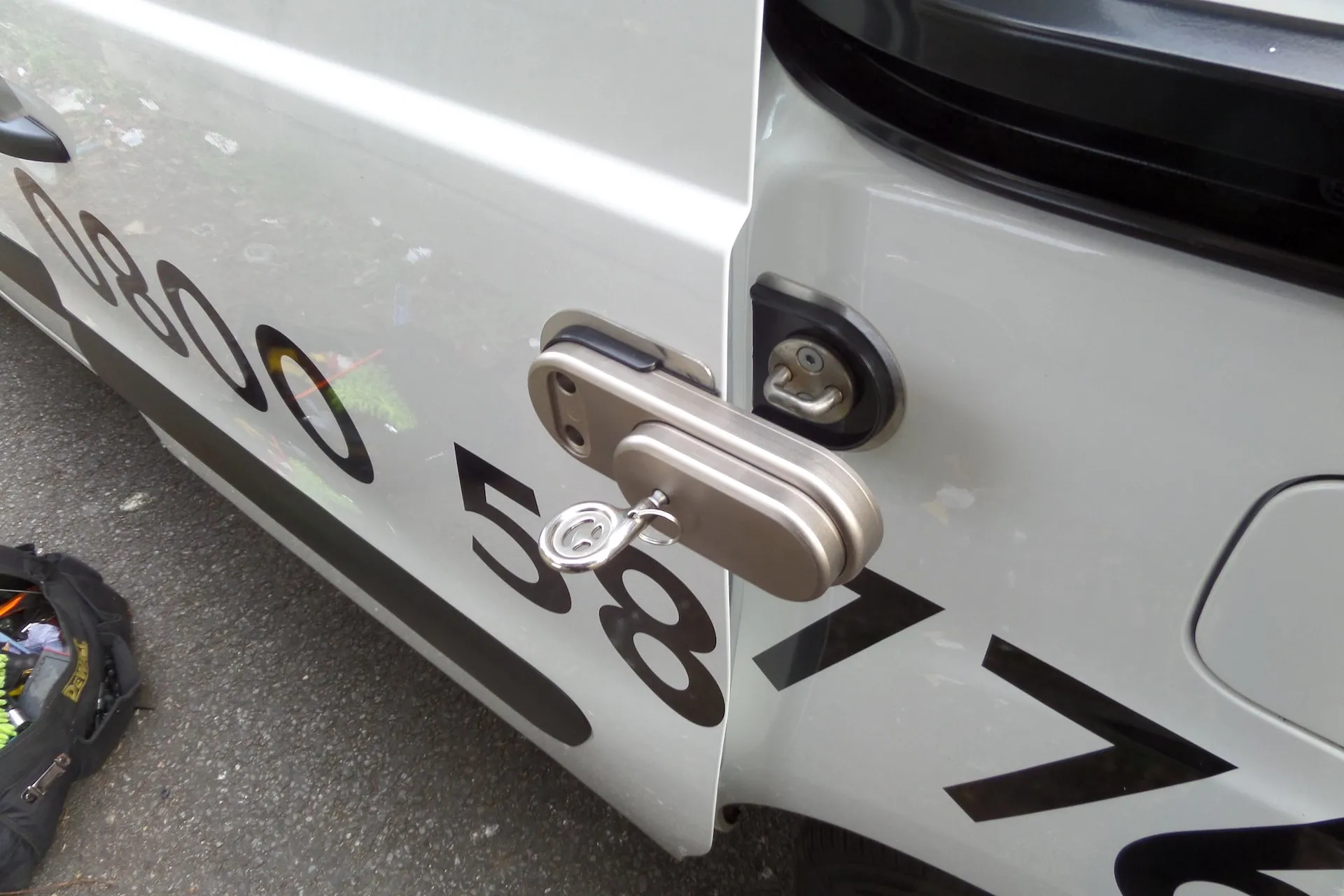 Installare UFO chiusura di sicurezza per furgoni è semplice e veloce